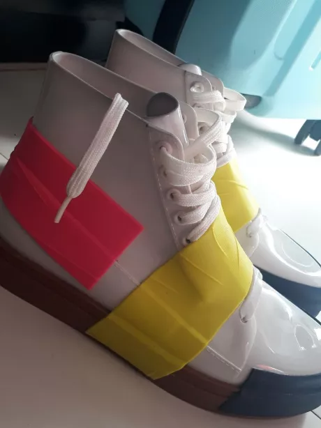 R$104 - tênis melissa colorido fundo branco