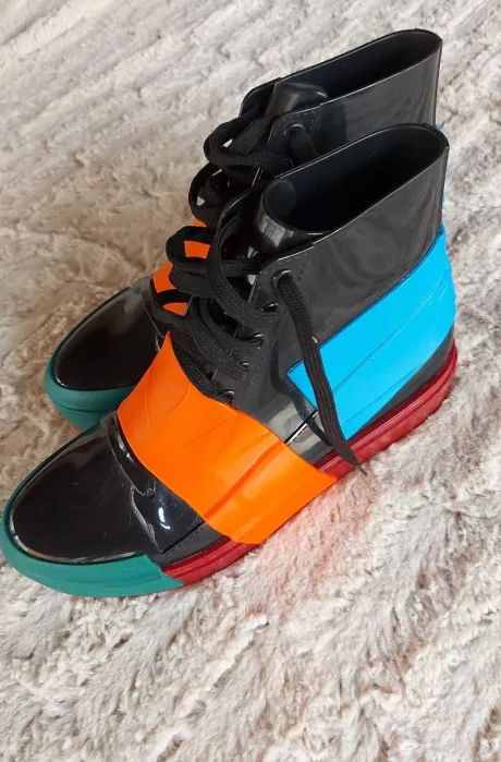 R$145 - Tênis melissa colorido fundo preto