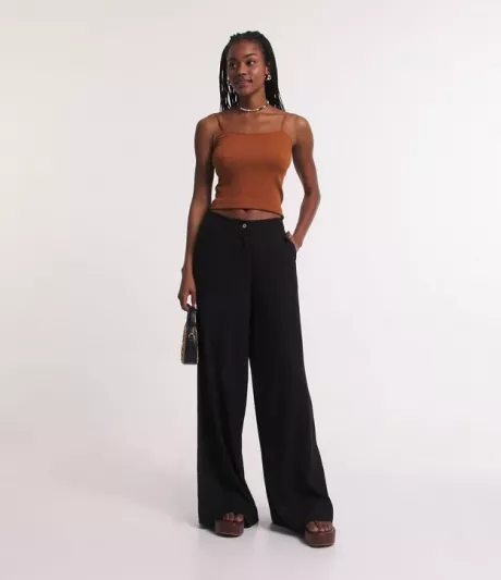 Calça Pantalona em Linho com Bolsos e Botão no Cós Preto