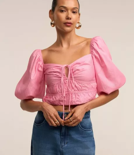 blusa em tricoline com amarração no decote e mangas bufantes rosa