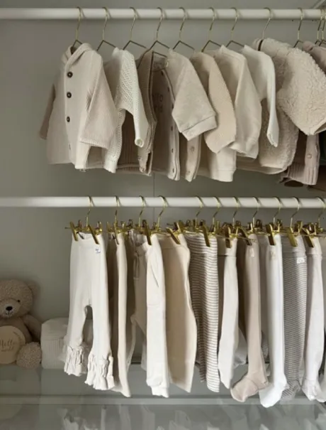 Roupa diversa (cores neutras, sem desenhos animados)