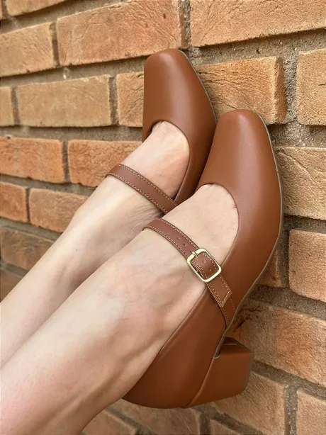 Scarpin Mary Jane Caramelo - omundodassapatilhas.com.br