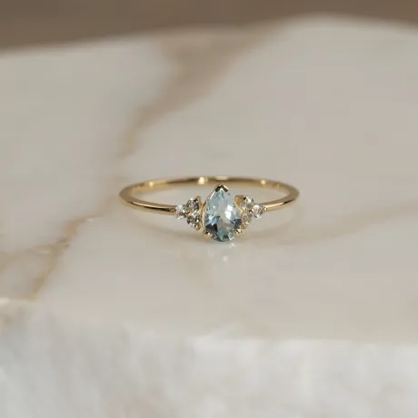 CASSANDRA BLUE TOPAZ SOLID GOLD RING | Fri fragt ved 249,- – Sisi Copenhagen