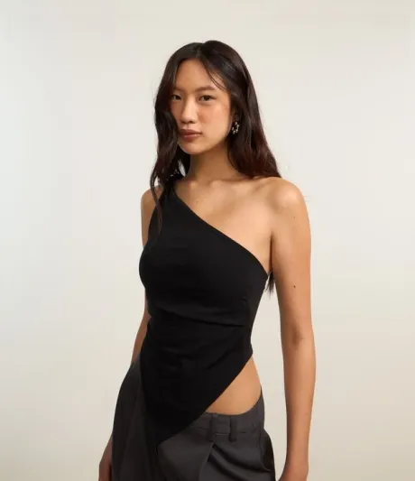 Blusa em Ponto Roma com Decote Ombro Só e Barra Assimétrica Preto