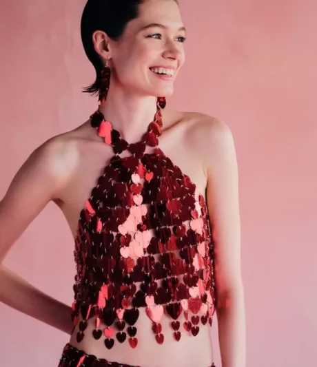 Body Chain em Paetês com Forma de Coração em Elos Vermelho