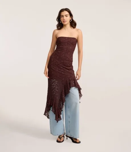 Vestido Tomara que Caia em Renda com Babado Assimétrico Marrom