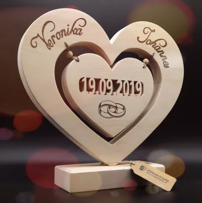Zirbenherz mit ausgesägten Hochzeitsdatum und Namen - Hochzeitsgeschenke aus Holz